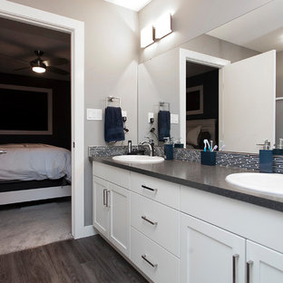 Badezimmer mit Stäbchenfliesen und Vinylboden Ideen, Design & Bilder