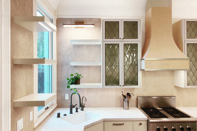 Moderne Küche mit weißen Schränken, Küchenrückwand in Beige, Kalk-Rückwand, Küchengeräten aus Edelstahl, braunem Holzboden, Kücheninsel und weißer Arbeitsplatte in San Francisco