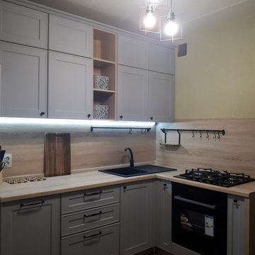 Светло-серая угловая кухня