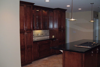 Kitchen - traditional kitchen idea in San Diego