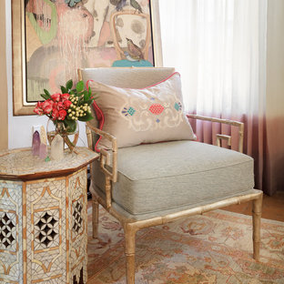 Modelo de salón para visitas abierto, mediterráneo, de tamaño medio, sin chimenea y televisor, con suelo de ladrillo