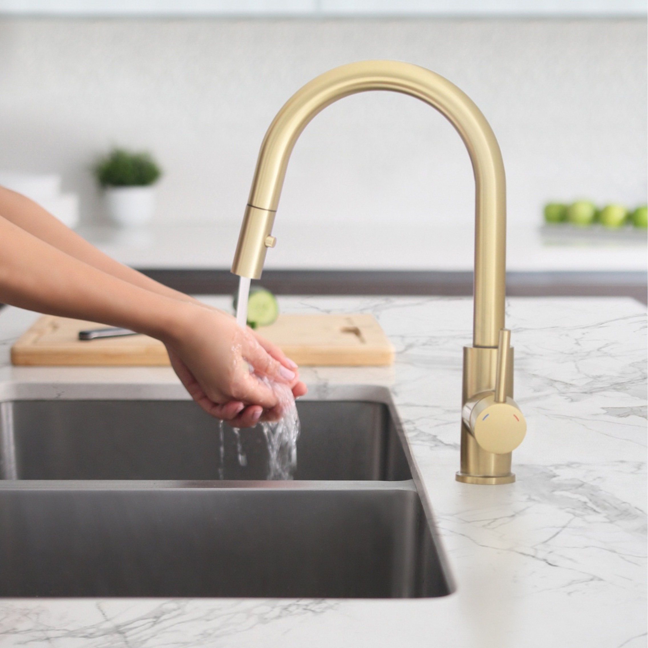STYLISH Modern Single Handle  Pull down Sprayer  Kitchen Faucet in Gold Finish