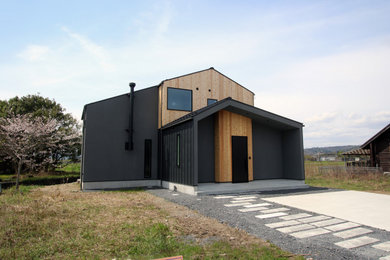 Стильный дизайн: двухэтажный, серый частный загородный дом в стиле модернизм с двускатной крышей, металлической крышей и серой крышей - последний тренд