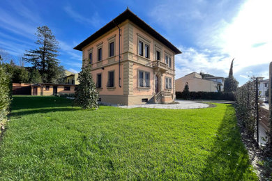 フィレンツェにあるエクレクティックスタイルのおしゃれな家の外観の写真