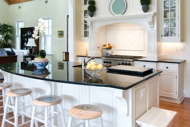 Inspiration for a timeless kitchen remodel in Los Angeles