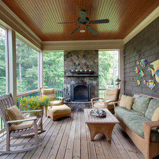 Foto de terraza tradicional con brasero y entablado