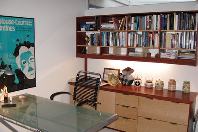Example of a trendy home office design in San Francisco