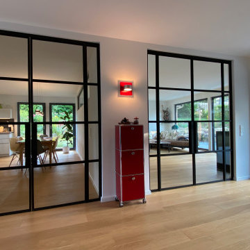 Zwei gleiche Lofttüren und ein loftartiges Fenster für stilvolles Wohnambiente