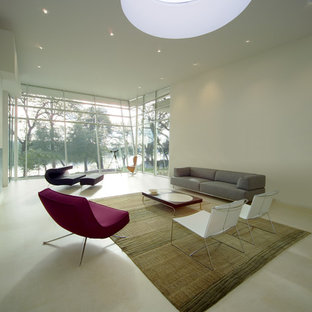 Bild på ett stort funkis allrum med öppen planlösning, med ett finrum, vita väggar, kalkstensgolv, en bred öppen spis och en spiselkrans i betong