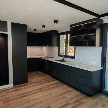 L-Shaped Coastal Open Kitchen – Matte Dark Cabinetry & Marble Quartz Countertop