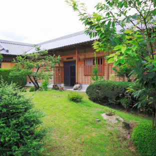 他の地域のアジアンスタイルのおしゃれな平屋 (ベージュの外壁、切妻屋根、戸建、板屋根) の写真