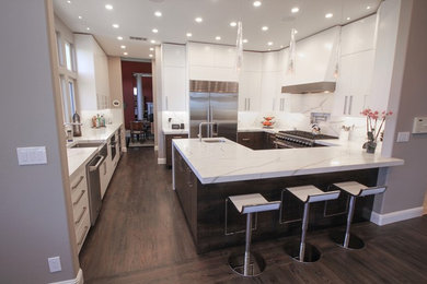 Eat-in kitchen - mid-sized contemporary u-shaped dark wood floor and brown floor eat-in kitchen idea in San Francisco with a farmhouse sink, flat-panel cabinets, dark wood cabinets, quartz countertops, white backsplash, stone slab backsplash, stainless steel appliances, a peninsula and white countertops