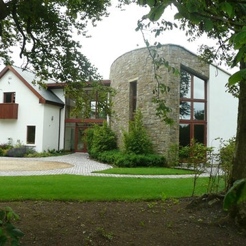 Large house with sandstone masonry - Curved paths and paving