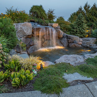 Cette image montre un très grand jardin craftsman.