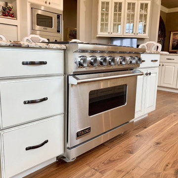 LeClaire Iowa Traditional Kitchen With Viking Appliances
