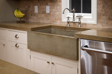 Kitchen - traditional kitchen idea in Charlotte