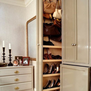 Immagine di un piccolo soggiorno classico chiuso con pareti beige, parquet scuro, angolo bar, nessun camino e TV a parete