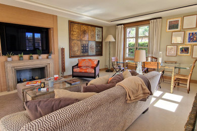Cette photo montre un salon chic avec un mur beige, une cheminée standard, un manteau de cheminée en bois et un sol beige.