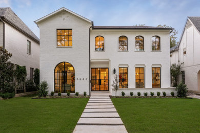 Großes, Zweistöckiges Klassisches Einfamilienhaus mit gestrichenen Ziegeln, weißer Fassadenfarbe, Satteldach, Schindeldach und braunem Dach in Dallas