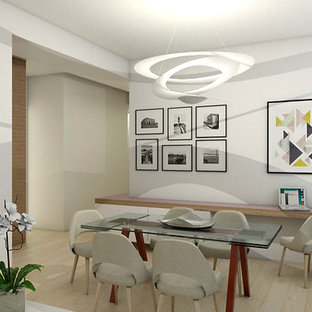 カリアリの中サイズのコンテンポラリースタイルのLDKの画像 (淡色無垢フローリング、白い壁)