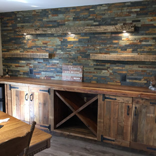 エドモントンのラスティックスタイルのおしゃれなホームバー (ヴィンテージ仕上げキャビネット、木材カウンター、マルチカラーのキッチンパネル、石タイルのキッチンパネル、ラミネートの床、茶色いキッチンカウンター) の写真