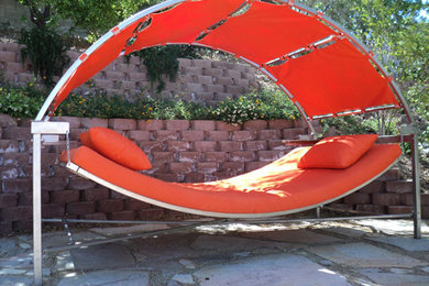 Outdoor swinging day bed