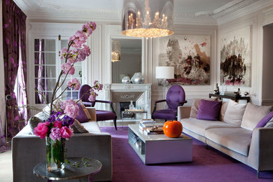 Idées déco pour un grand salon éclectique fermé avec un mur blanc, une cheminée standard, un manteau de cheminée en pierre, aucun téléviseur, parquet foncé et un sol marron.