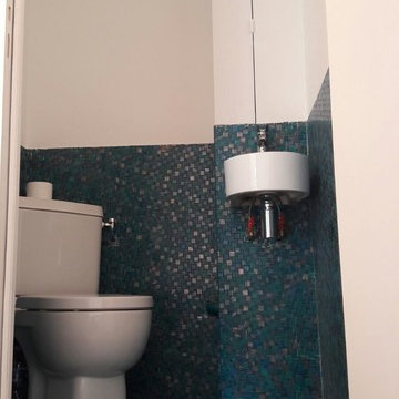 Toilette d'angle avec petit placard au dessu du lavabo