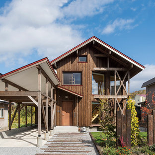 他の地域のカントリー風おしゃれな家の外観 (木材サイディング、茶色い外壁、切妻屋根) の写真