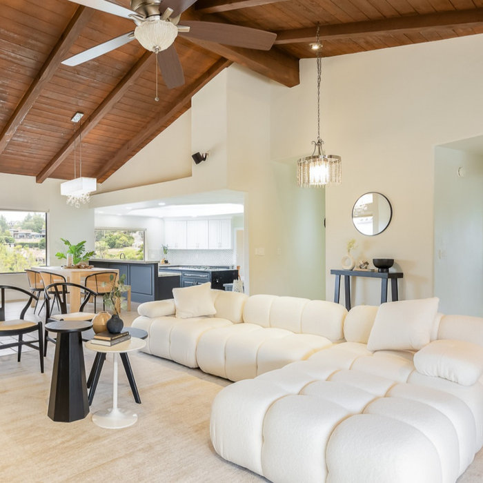 Example of a living room design in San Diego