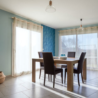 ルアーブルの広いコンテンポラリースタイルのLDKの画像 (緑の壁、薪ストーブ、グレーの床)