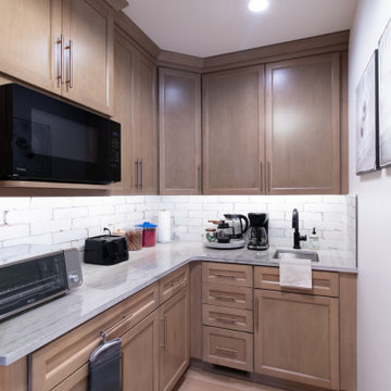 Designing a Lakefront Cottage Kitchen and Bar Built for Making Memories