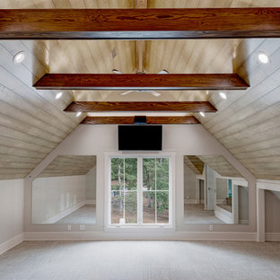 Großer Rustikaler Kraftraum mit grauer Wandfarbe, Teppichboden, grauem Boden und Holzdielendecke in Sonstige