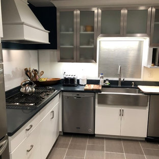 Exempel på ett litet modernt grön grönt kök, med en rustik diskho, skåp i shakerstil, vita skåp, bänkskiva i kvartsit, vitt stänkskydd, stänkskydd i porslinskakel, rostfria vitvaror, klinkergolv i porslin och beiget golv