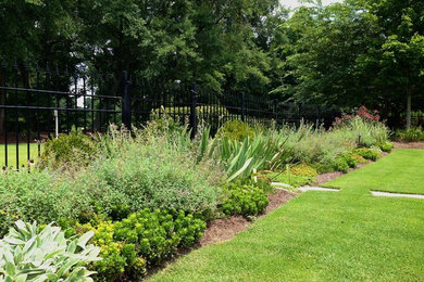 Inspiration for a traditional landscaping in Atlanta.