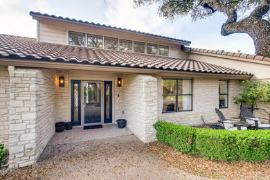 Example of a cottage chic entryway design in Austin