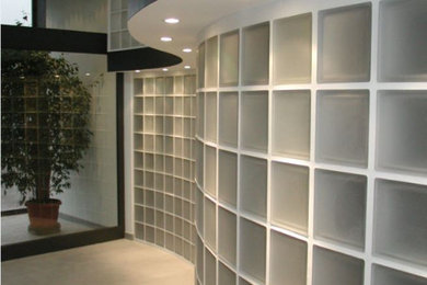 Example of a minimalist entryway design in Cleveland