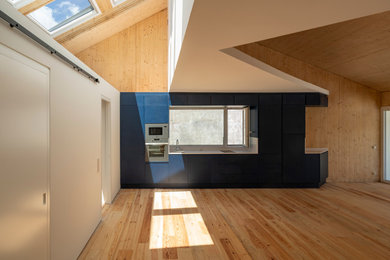 Modelo de salón abierto contemporáneo con suelo de madera en tonos medios