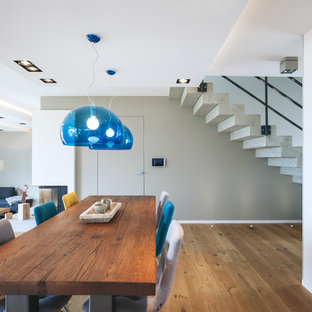 ドルトムントの中サイズのコンテンポラリースタイルのLDKの画像 (マルチカラーの壁、無垢フローリング、茶色い床)