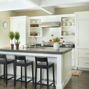 Foto de cocina de galera, tradicional, con armarios abiertos, puertas de armario blancas, salpicadero blanco, salpicadero de azulejos tipo metro, electrodomésticos con paneles y encimera de cuarzo compacto