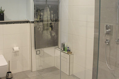 Modernes Badezimmer mit bodengleicher Dusche, Keramikboden und grauem Boden in Frankfurt am Main