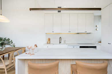 This is an example of a contemporary kitchen in Melbourne.
