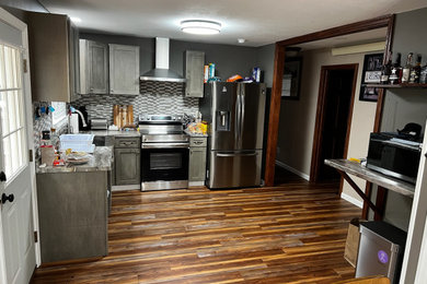 Kitchen - mid-sized kitchen idea in New York