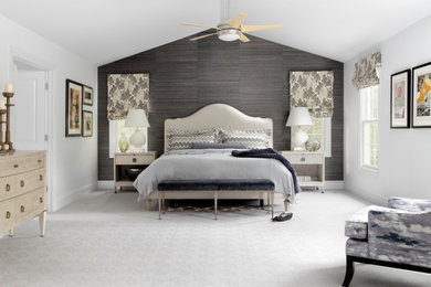 ワシントンD.C.にある広いトランジショナルスタイルのおしゃれな主寝室 (マルチカラーの壁、カーペット敷き、暖炉なし、壁紙)