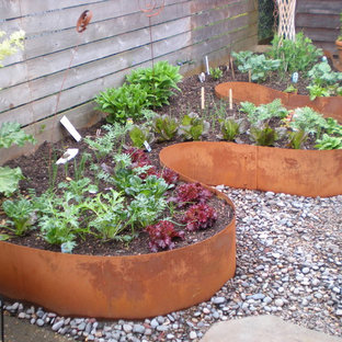 This is an example of a contemporary garden in Portland.