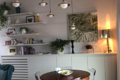 Foto di una grande sala da pranzo aperta verso il soggiorno minimal con pareti bianche e parquet scuro