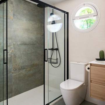 Cocina luminosa y baños atemporales