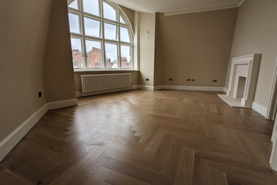 Imagen de salón clásico extra grande con suelo de madera clara