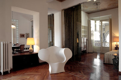 Foto di un grande soggiorno tradizionale aperto con pareti bianche e parquet chiaro