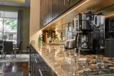 Example of a minimalist home bar design in Houston